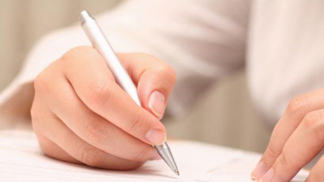 Жена пише едновременно с двете си ръце на два различни езика