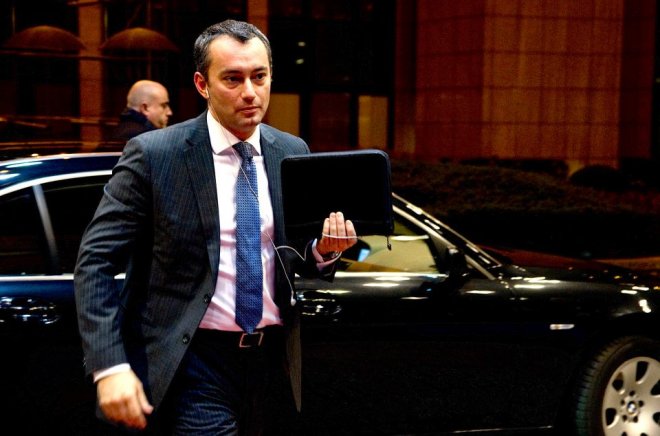 Николай Младенов нападна пияната учителка във Фейсбук