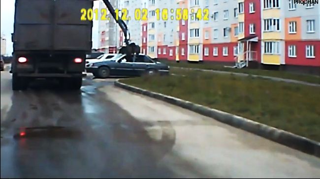 Руски паяк: Виж как се вдига кола в Русия (видео)