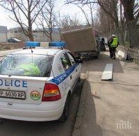 Криво дърво в Русе потроши ремаркето на камион