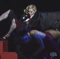 Шок! Мадона падна по стълбите заради наметало на 