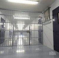 Спипаха затворници да варят ракия