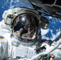 Астронавт на МКС засече вода в скафандъра си
