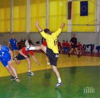 Дерби край морето ще определи лидера в шампионата по хандбал