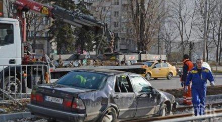 кола кацна релсите столичен булевард снимка
