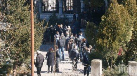 погребаха тримата загинали гастарбайтери