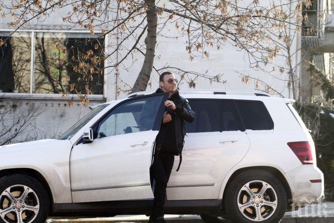 Само в ПИК и Ретро! Виктор Калев подкара джип за 100 бона (папарашки снимки)