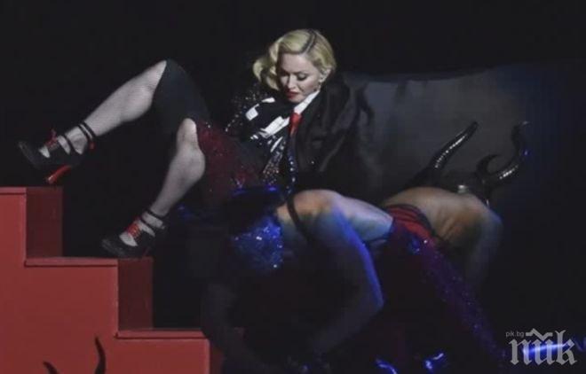 Шок! Мадона падна по стълбите заради наметало на Армани! (видео)