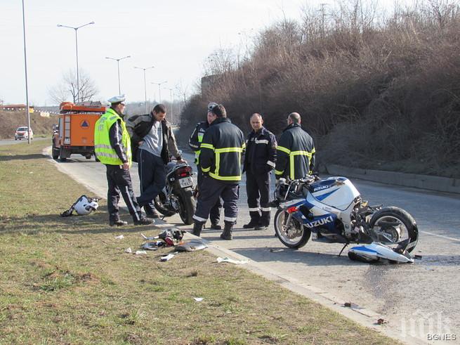 Моторист се заби в електрически стълб, остана жив 