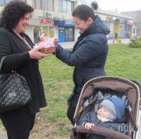 Млади социалисти раздадоха мартенички с късметчета в Белене