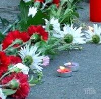 Московчани продължават да носят цветя и свещи на мястото на убийството на Борис Немцов