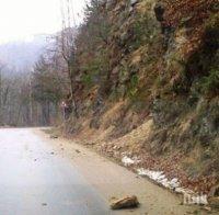 Камъни запушиха пътя София-Самоков