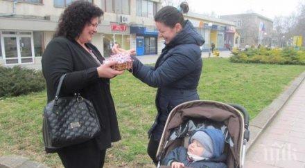 млади социалисти раздадоха мартенички късметчета белене