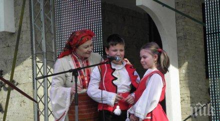 деца посрещнаха баба марта благоевград готови мартеници