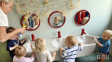 сензори следят миенето ръцете тоалетна