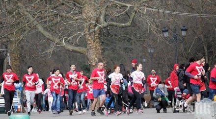 доброволци тичаха помощ бежанците