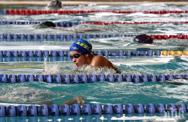 Първи рекорд на шампионата по плуване за юноши и девойки, старша възраст