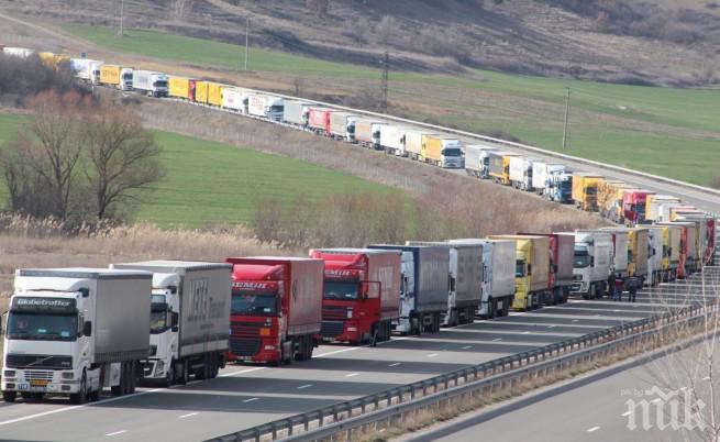 Опашка от камиони на българо-турската граница
