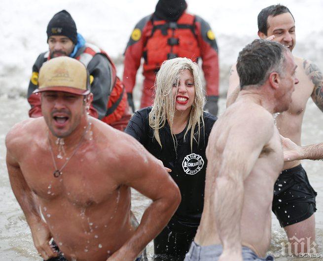 Лейди Гага се гмурна благотворително в леда на Мичиган