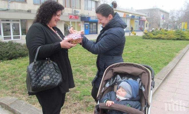 Млади социалисти раздадоха мартенички с късметчета в Белене