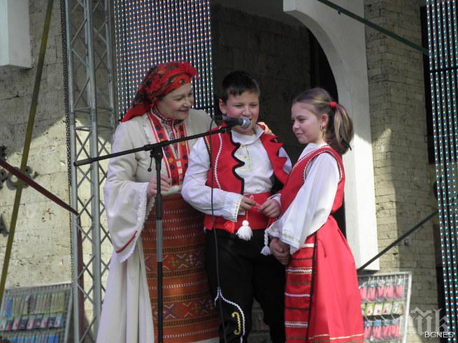 Деца посрещнаха Баба Марта в Благоевград с готови мартеници