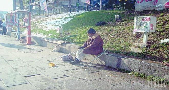 Просяк живял 2 седмици с трупа на приятеля си