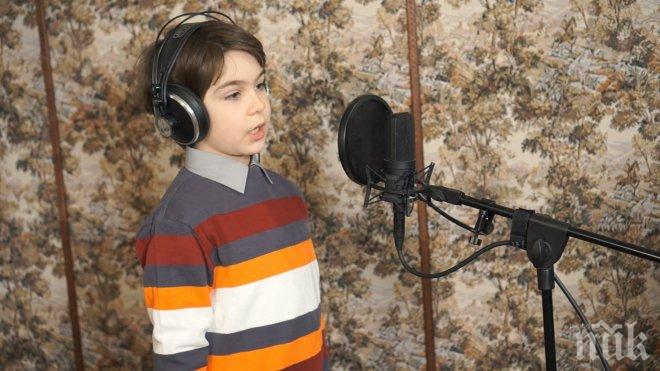 Песен на 8-годишно българче от Ню Йорк просълзи хиляди във Фейсбук (видео)