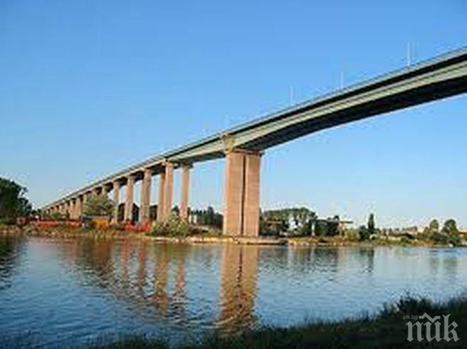 Ауди и такси се помляха на Аспаруховия мост, жълтата кола е преобърната на платното, трафикът е затруднен