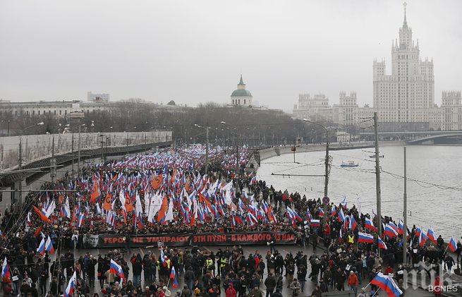 Повече от 70 000 души участват в шествието в Москва