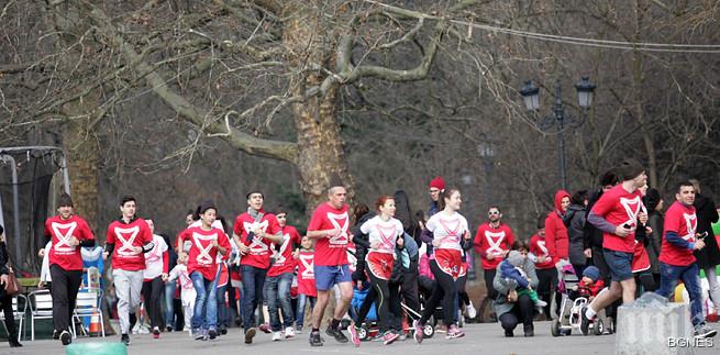Доброволци тичаха 2 км в помощ на бежанците