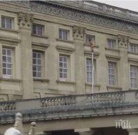 Супер шоу! Гол мъж се спусна по чаршаф пред прозорците на Бъкингамския дворец (видео 18+)