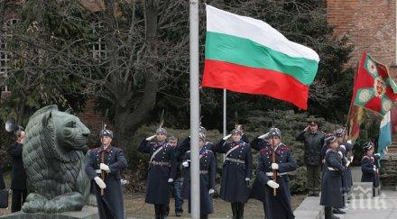 трибагреникът развя паметника незнайния войн