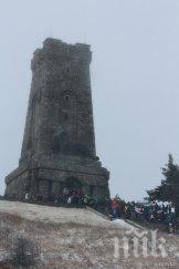 000 изкачиха връх шипка въпреки силната виелица снега