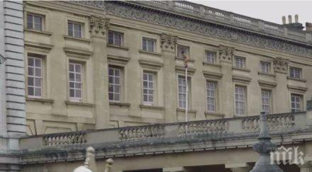 супер шоу гол мъж спусна чаршаф прозорците бъкингамския дворец видео