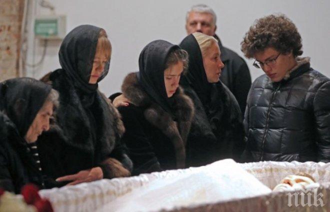 Само в ПИК! Ексклузивно! Две от жените на Немцов застанаха заедно с майка му до ковчега му