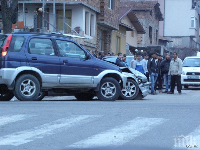 Екшън в Благоевград! Джип удари БМВ, пострада 24-годишна жена
