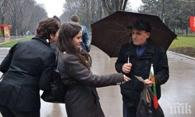 Младежи от ГЕРБ подариха стикери с българското знаме на варненци