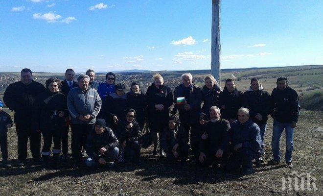 ГЕРБ Враца присъстваха на освещаването на кръст в село Лесура
