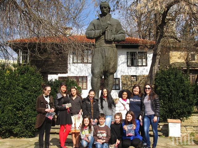 Над 300 мартеници изработиха и подариха младежи от Дряново (снимки)