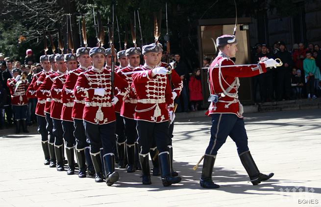 Пред президентството се извърши тържествена смяна на караула