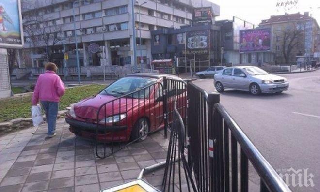 Пежо се натресе в ограда на кръговото до Водната палата