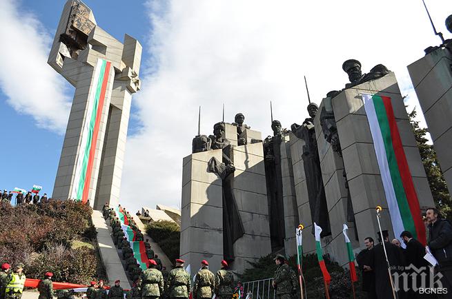 300-метровият трибагреник прегърна Самарското знаме