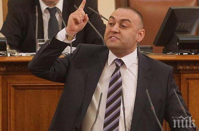 Ислямистът Хюсеин Хафъзов развя българския флаг в Бургас (снимка)