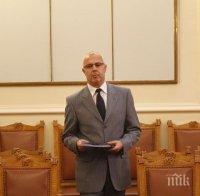 Извънредно! Хвърлилият оставка Веселин Вучков пристигна в Народното събрание