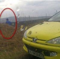 Частен таксиджия превърна в сметище поляна в Бургас (снимки)

