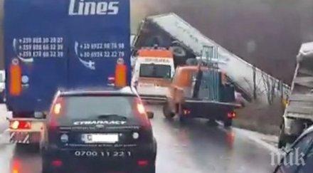 пътя тир падна моста река струма видео