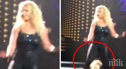 шок бритни спиърс мега издънка концерт снимкa видео