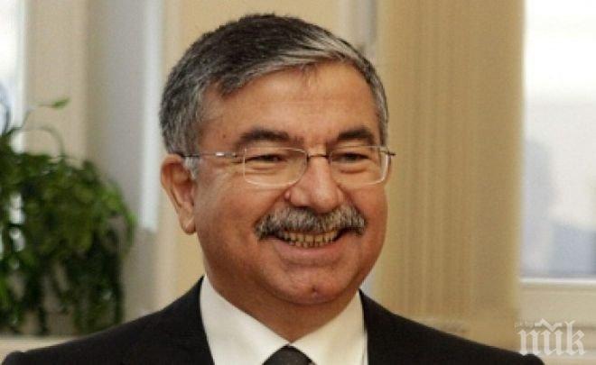 Турският министър на отбраната: Забранихме на 10 000 души да преминат към Сирия и Ирак