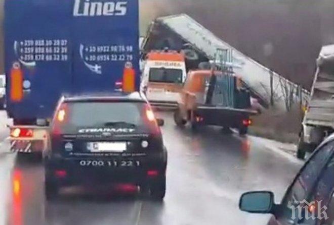 Ад на пътя! ТИР падна от моста в река Струма! (видео)