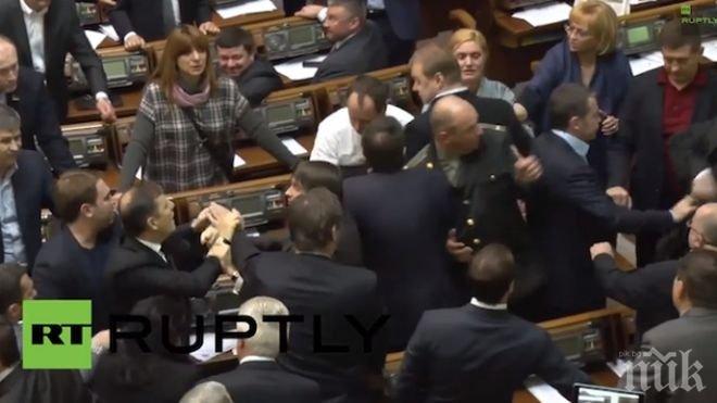 Бой в украинския парламент (видео)